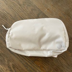 BRAND NEW LULULEMON BELT BAG IN WHITE OPAL